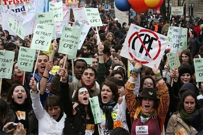 La cuarta jornada de manifestaciones contra el contrato de primer empleo en Francia ha reunido a tres millones de personas, una "cifra histórica", según el principal sindicato, la CGT, para quien "es impensable que Villepin se mantenga en su posición". Aunque el país no se ha paralizado por la huelga general, los paros son patentes sobre todo en la enseñanza y los servicios públicos. En la foto, estudiantes en la protesta en París.