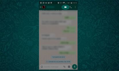 Las videollamadas ya estaban perfectamente integradas en WhatsApp. De hecho desde hace meses podemos hacer este tipo de llamadas con total normalidad. Lo que ahora podemos hacer con la nueva función, es llamar a varias personas a la vez, y verlas con pantalla partida a todas de forma simultánea. Lo primer que debemos hacer, es pulsar sobre el botón de videollamada para comenzar a hacer una de estas llamadas al contacto que queramos.