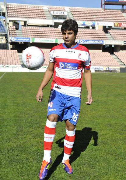 El delantero brasileño Henrique Almeida, último fichaje invernal del Granada que se incorpora al equipo rojiblanco hasta final de temporada cedido por el Sao Paulo, durante su presentación en el estadio Nuevo Los Cármenes de Granada, el miércoles 1 de febrero.