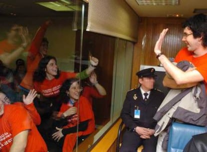 Foto de archivo de 2005 de miembros de las organizaciones juveniles Jarrai-Hakai-Segi, antes de comenzar el juicio en la Audiencia Nacional contra todos ellos por delitos de colaboración con la banda terrorista ETA.