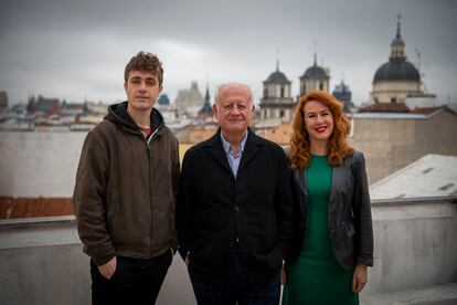 Nicolás Illoro, Juan Echanove y Lucía Quintana, en la azotea del teatro La Latina de Madrid, en vísperas del estreno de 'Ser o no ser'.