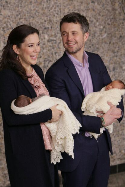 Federico y Mary, con sus bebés ayer al salir del hospital.