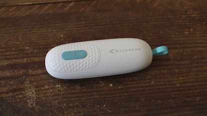 El dispositivo para las picaduras de mosquitas MyCarbon es pequeño, ligero y fácil de transportar.