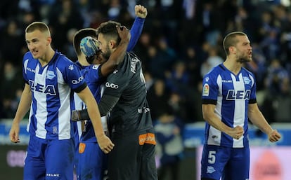 Los jugadores del Alavés celebran la victoria.