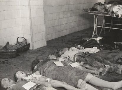 Los cadáveres de niños, víctimas de un bombardeo en Barcelona ocurrido en 1938.