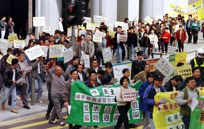 Um grupo de fazendeiros chineses protesta nas ruas de Hong Kong para pedir mais compensações pelas perdas causadas pela gripe aviária, em janeiro de 1997.