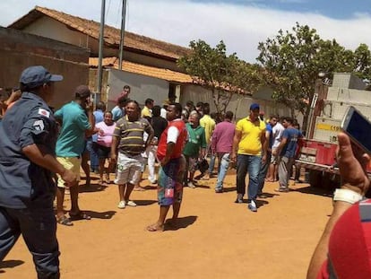 Moradores em frente à creche onde ocorreu o ataque, em Janaúba, no norte de Minas.