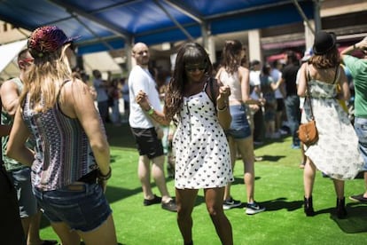 Jóvenes bailando en el 'village' en la primera tarde del Sónar.