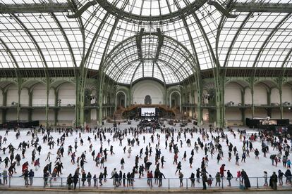 Instalación de una pista de patinaje en el hall central del Grand Palais en París (Francia).