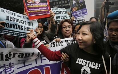 Erwiana Sulistyaningsih, la empleada doméstica indonesia maltratada, saluda mientras llega al tribunal de Hong Kong.