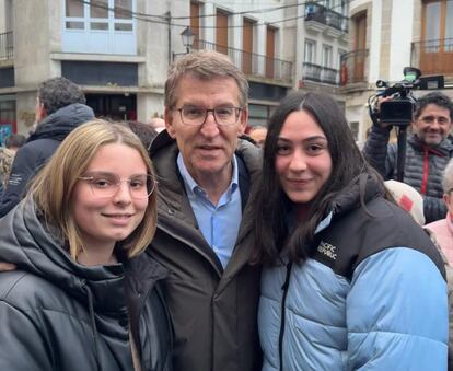 Feijóo con Aroa Arias y Cristina Redondas en Mondoñedo.