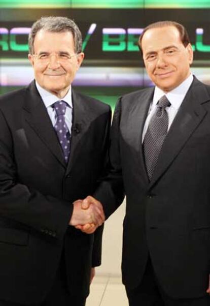 El Primer Ministro Silvio Berlusconi (derecha) y su oponente de centro derecha Romano Prodi se dan la mano antes del comienzo del debate televisado de este lunes.