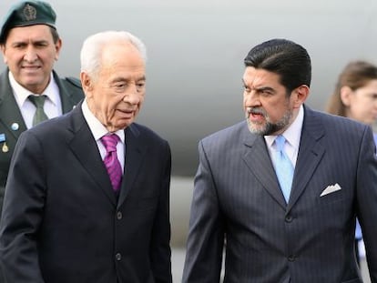 Simon Peres (izquierda) a su llegada a M&eacute;xico esta tarde.