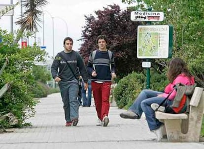 Paseo frente a la Facultad de Medicina de la Universidad de Alcalá.