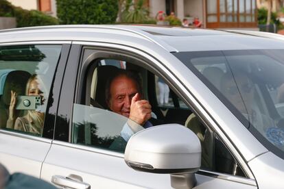 Juan Carlos I, a su llegada a casa de su amigo y anfitrión Pedro Campos en Sanxenxo, el jueves por la tarde.