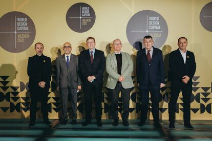 El presidente valenciano Ximo Puig y el alcalde de Valencia, Joan Ribó, en el centro, en al presentación en el Palau de les Arts. 