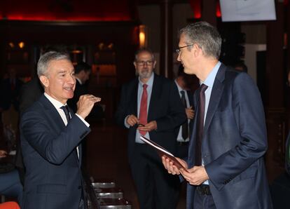 Víctor Iglesias, consejero delegado de Ibercaja, conversa con el gobernador del Banco de España, Pablo Hernández de Cos, este martes durante su intervención en el foro del 45 aniversario de CincoDías.