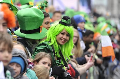 El 17 de marzo, Irlanda se tiñe de verde haciendo gala de su apodo, la isla esmeralda, para celebrar el día de su patrón. En la imagen, público asistente al tradicional desfile en Dublín.