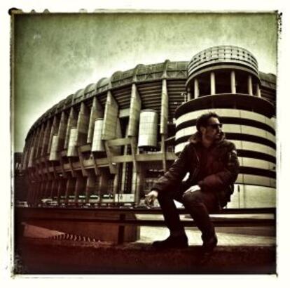 Ray Loriga ante el estadio Santiago Bernabéu, al que acude desde que era pequeño.