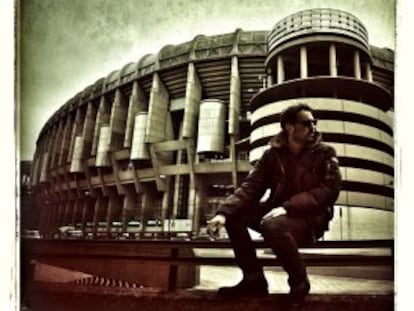 Ray Loriga ante el estadio Santiago Bernabéu, al que acude desde que era pequeño.