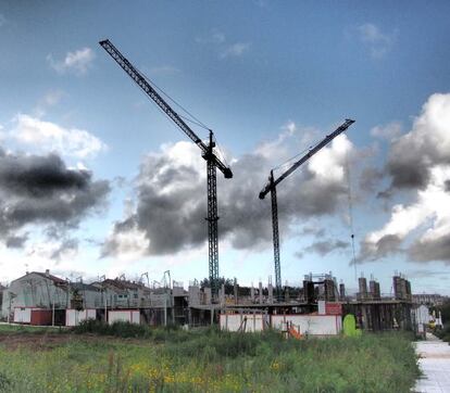 Construcciones paralizadas en un barrio de Santiago.