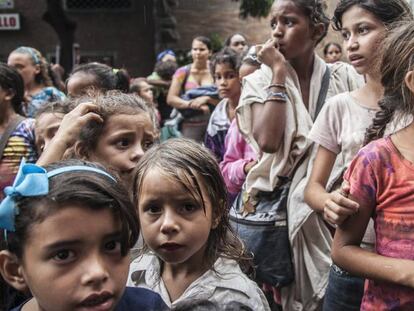 Ni&ntilde;as esperando el reparto de alimento que la fundaci&oacute;n religiosa Jes&uacute;s.