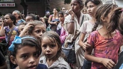 Ni&ntilde;as esperando el reparto de alimento que la fundaci&oacute;n religiosa Jes&uacute;s.