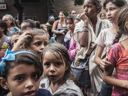 Ni&ntilde;as esperando el reparto de alimento que la fundaci&oacute;n religiosa Jes&uacute;s.