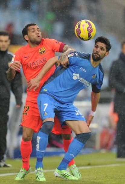 Dani Alves del Barça, y Ángel Lafita, del Getafe.