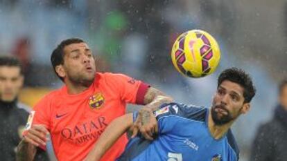 Dani Alves del Barça, y Ángel Lafita, del Getafe.