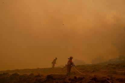Dos efectivos de la UME combaten el fuego en Chandrexa de Queixa, en Ourense.