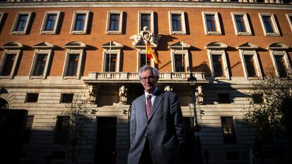 El profesor de la Universidad de Viena Jörg Garms, frente a la Real Casa de la Aduana (Madrid), obra de Sabatini.