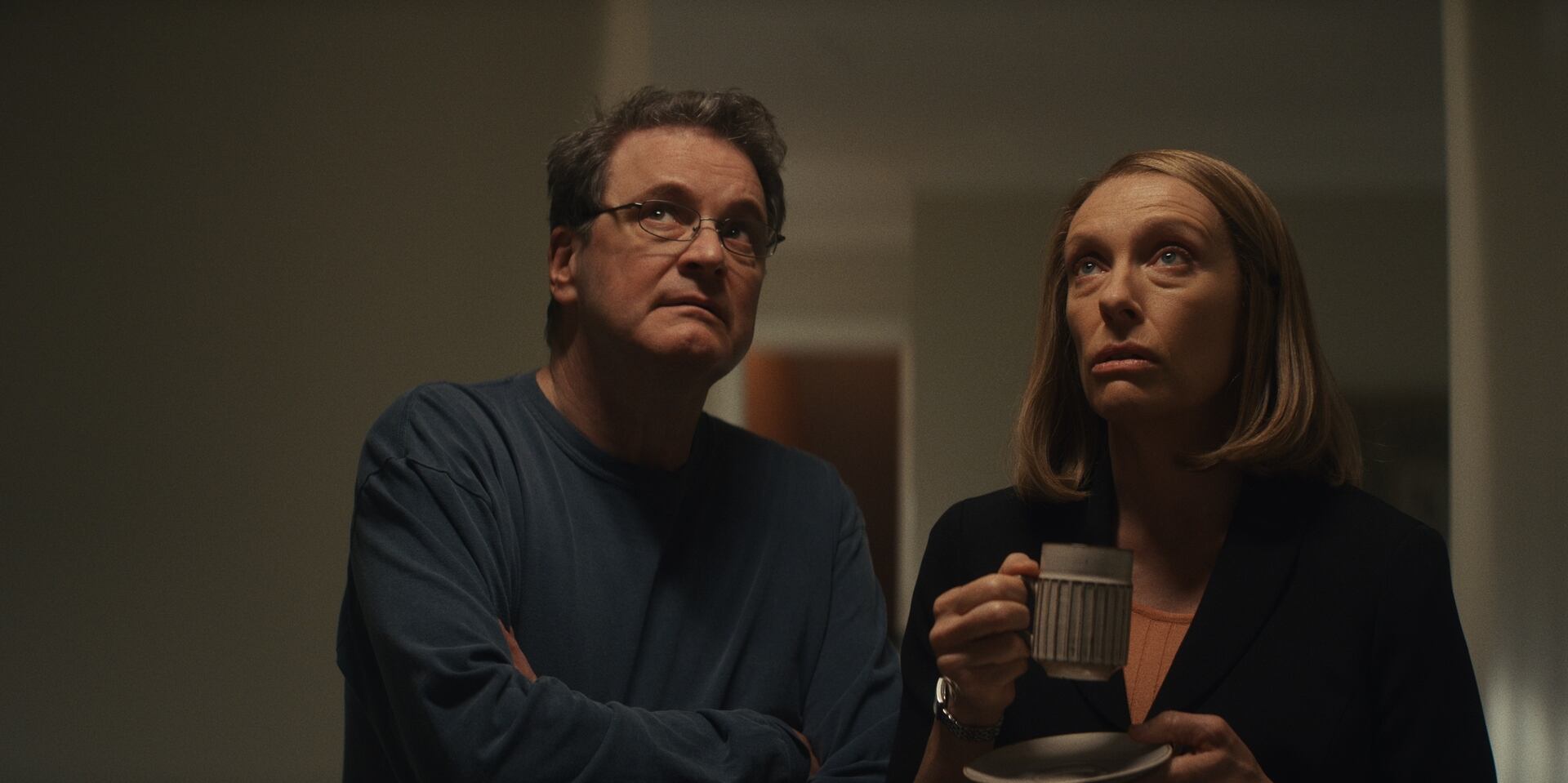 Colin Firth y Toni Collette en una imagen de la serie 'The Staircase', de HBO.