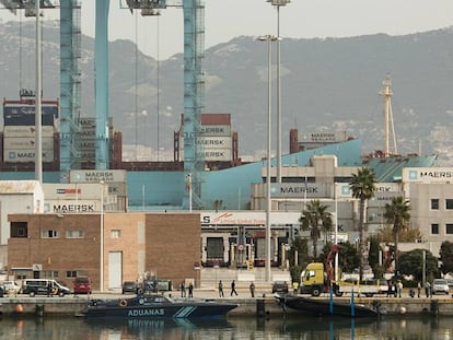 La patrullera y la semirrígida, en el puerto de Algeciras tras el accidente.