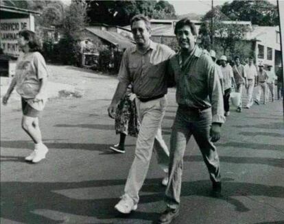 Andrés Manuel López Obrador y Félix Salgado Macedonio, en 1994 durante una protesta contra el fraude electoral a la que llamaron "éxodo por la democracia" y en la que caminaron de Tabasco a la Ciudad de México.