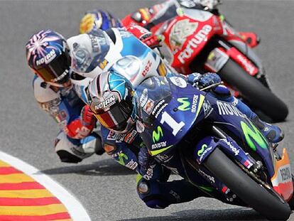 Dani Pedrosa, en cabeza de la prueba por delante de Álex De Angelis y Jorge Lorenzo.