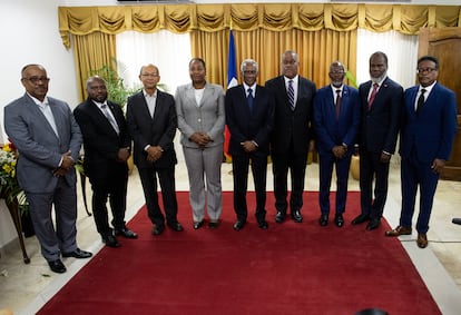 Garry Conille posa con los miembros del CPT durante la ceremonia de presentación oficial de la ampliación del decreto de su nombramiento en Puerto Príncipe.
