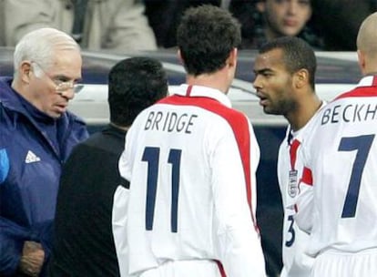 Ashley Cole, entre Bridge y Beckham, habla con Luis Aragonés y el árbitro del España-Inglaterra en el partido de 2004 en el Bernabéu.
