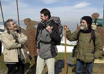 Gaspar Llamazares conversa con dos peregrinos ayer en el alto del Perdón (Navarra).