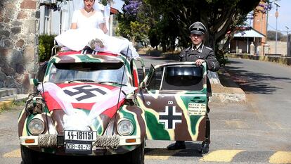 Una pareja junto a la carroza nupcial de una boda de temática nazi, celebrada el pasado 29 de abril, en Tlaxcala (México).
