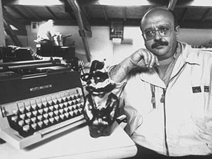 Manuel Vázquez Montalbán, en Gijón, durante una edición de la Semana Negra.