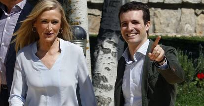 Foto de archivo tomada en 2015 de la entonces presidenta de la Comunidad de Madrid, Cristina Cifuentes, y su compañero de partido, Pablo Casado.