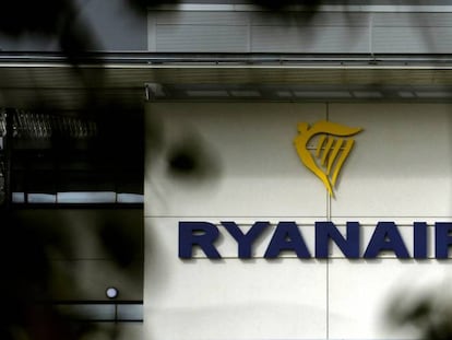 La marca de Ryanair ante la sede central de la compañía.