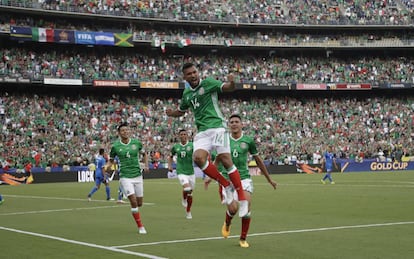 El mexicano Hedgardo Marín celebra el primer gol contra El Salvador.