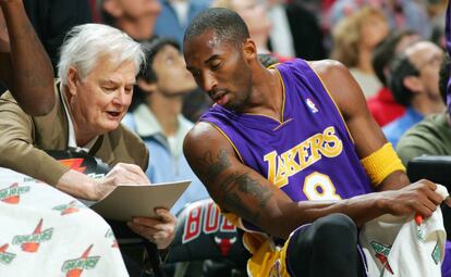 Tex Winter da instrucciones a Kobe Bryant en un partido Lakers-Bulls de 2005