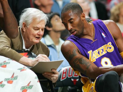 Tex Winter da instrucciones a Kobe Bryant en un partido Lakers-Bulls de 2005