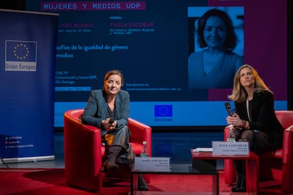 Pepa Bueno, directora de EL PAÍS, junto a la catedrática Paula Escobar durante su diálogo en la Cátedra Mujeres y Medios de la Facultad de Comunicación y Letras de la Univesidad Diego Portales, en Chile.