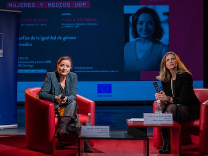 Pepa Bueno, directora de EL PAÍS, junto a la catedrática Paula Escobar durante su diálogo en la Cátedra Mujeres y Medios de la Facultad de Comunicación y Letras de la Univesidad Diego Portales, en Chile.