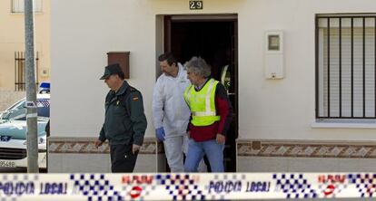 La Guardia Civil sale de la casa del padre, ayer en Campillos (Málaga).