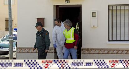 La Guardia Civil sale de la casa del padre, ayer en Campillos (M&aacute;laga).